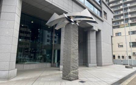正面玄関の公開空地に設置されている難波津の風